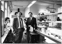 351063 Afbeelding van prof. dr. W. de Wied (links) die na 25 jaar als hersensonderzoeker afscheid neemt als directeur ...